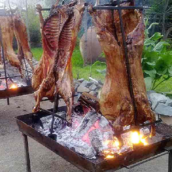 Asado de Corderos y Cerdos a la Estaca